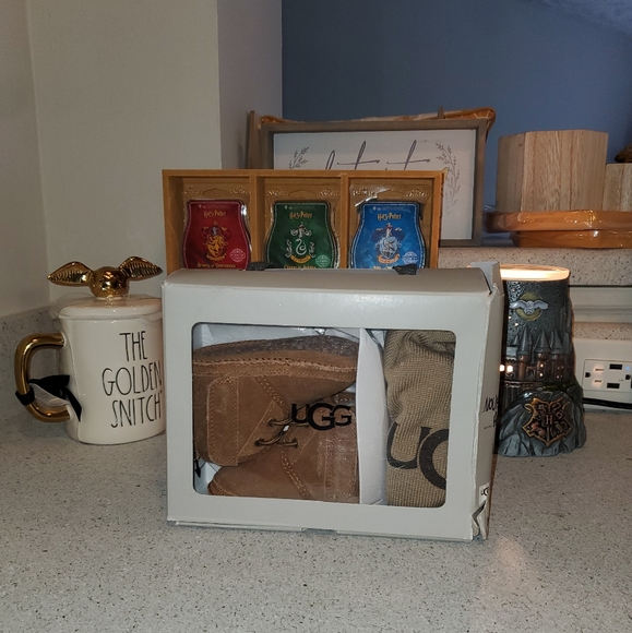 New UGGKids' Neumel and UGG Beanie Crib Shoe Gift Set (Infant) 2/3 6-12 mos. - Picture 3 of 13